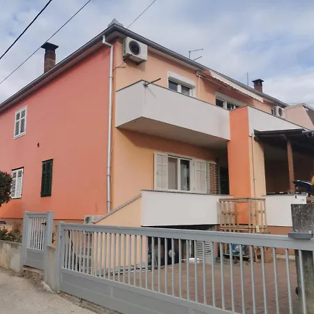 Spacious And Comfortable In A Family House דירה