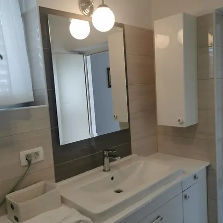 Spacious And Comfortable In A Family House דירה זאדאר