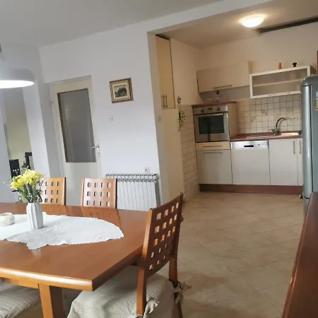 Spacious And Comfortable In A Family House דירה זאדאר
