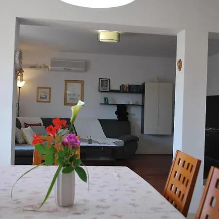 Spacious And Comfortable In A Family House דירה זאדאר